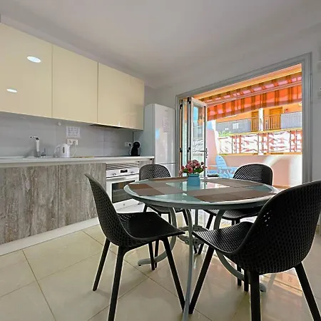 Cristianos Pool And Terrace *