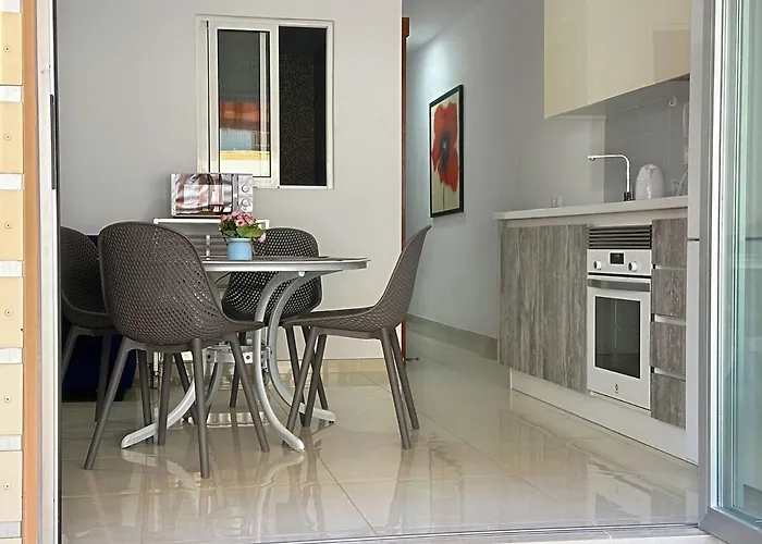 Cristianos Pool And Terrace Лос Кристианос