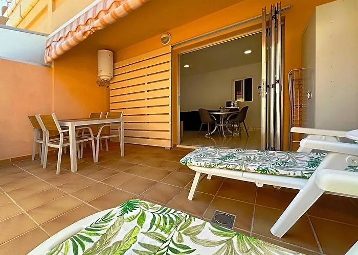 Cristianos Pool And Terrace Лос Кристианос